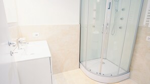Douche, sèche-cheveux, bidet, serviettes fournies