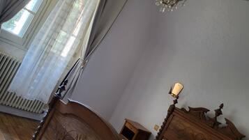 3 bedrooms, travel cot, free WiFi, bed sheets