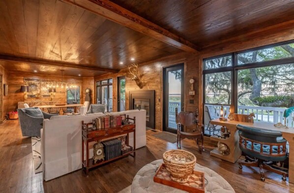 TV, fireplace, books - Luxury Waterfront near Savannah & Jacksonville (Townsend)