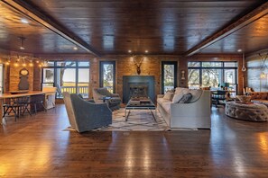 TV, fireplace, books - Luxury Waterfront near Savannah & Jacksonville (Townsend)