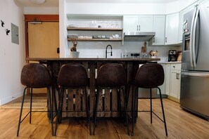 Fridge, oven, stovetop, dishwasher
