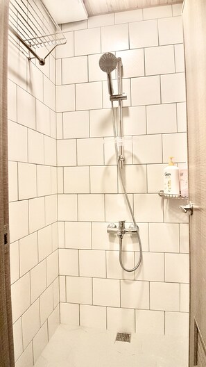 Comfort House | Bathroom | Hair dryer, slippers - Liu-He 914 Hostel (Kaohsiung)