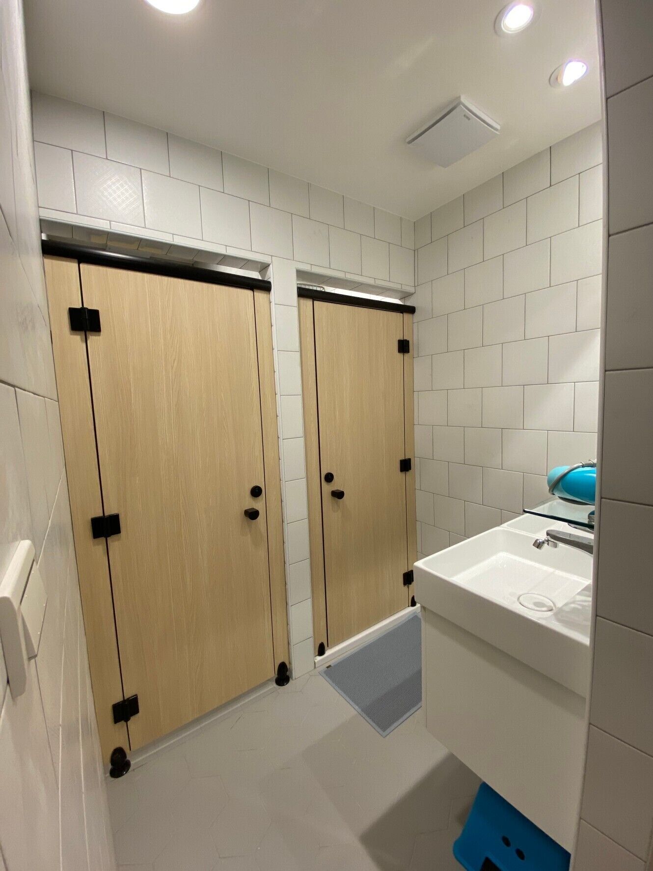 Comfort House | Bathroom | Hair dryer, slippers