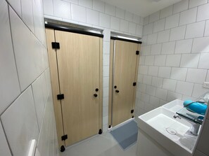 Casa conforto | Banheiro | Secador de cabelo, chinelos