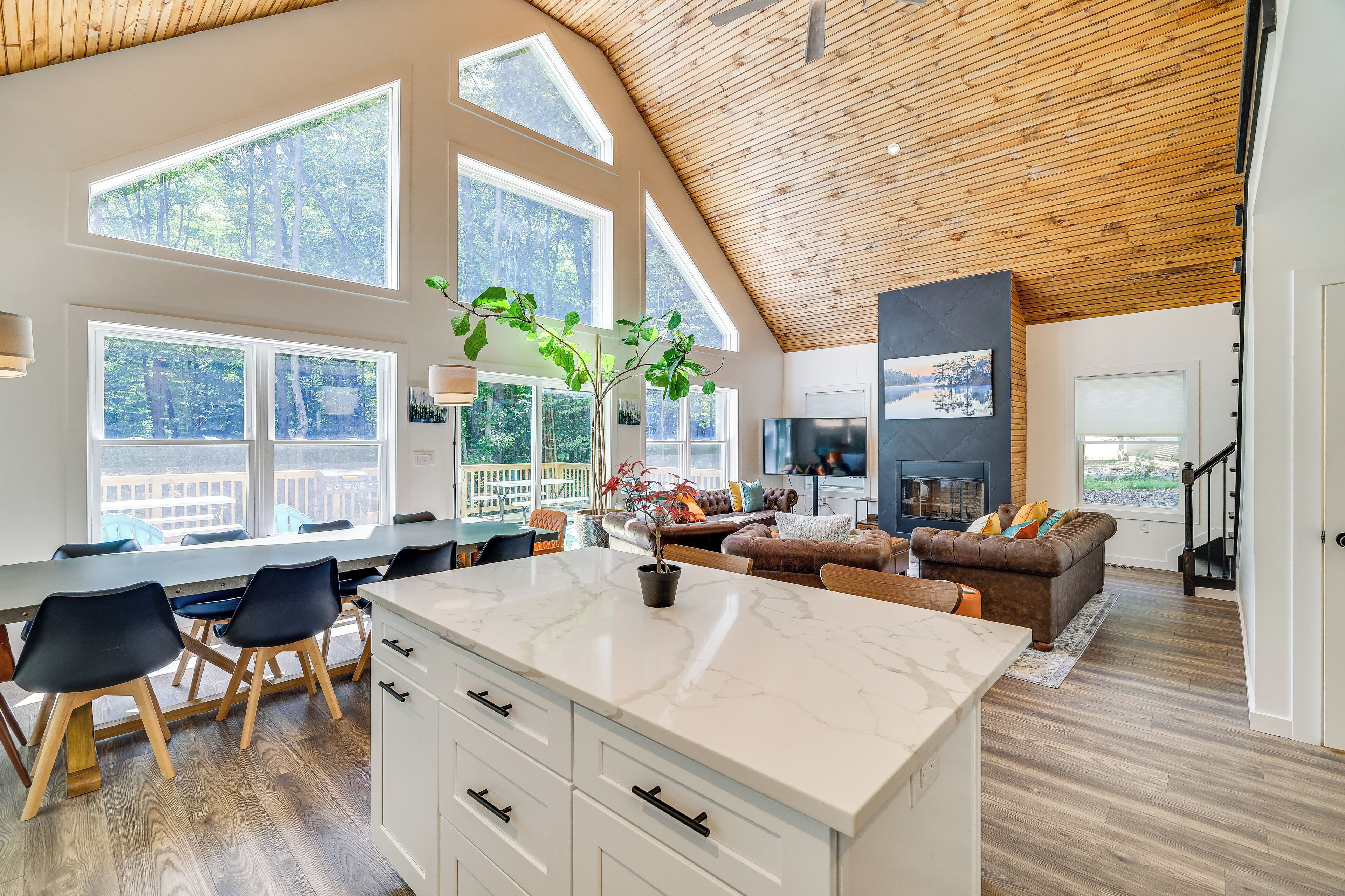 Poconos Getaway w/ Indoor & Outdoor Pool Access!