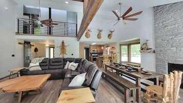 Smart TV, caminetto, lettore DVD, tavolo da calcetto