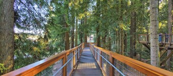 Cozy Dog Friendly Bay Cottage on the Canal, BBQ and private patio