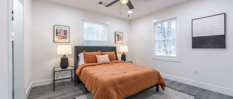 2 dormitorios, escritorio, tabla de planchar con plancha y cuna de viaje