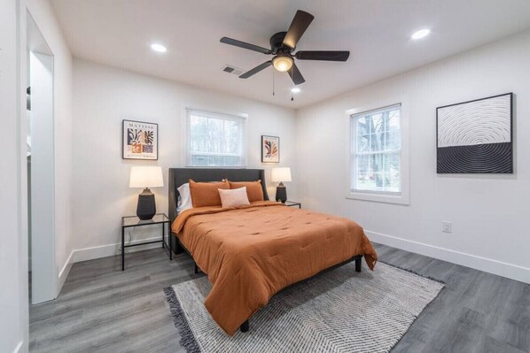 2 chambres, bureau, fer et planche à repasser, lit parapluie