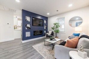 TV connectée, cheminée, livres