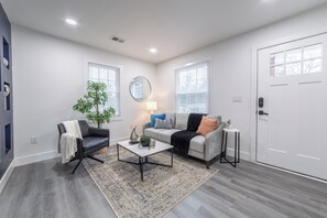 Smart-TV, Kamin, Bücher