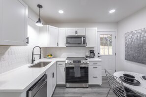 Refrigerador, microondas, horno y parrilla de estufa 