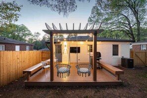 Terrace/patio - Modern Uptown Getaway & Backyard Oasis (Charlotte)