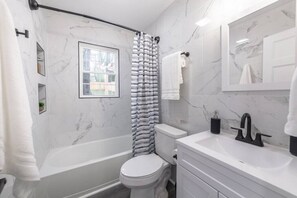 Hair dryer, towels, soap, shampoo - Modern Uptown Getaway & Backyard Oasis (Charlotte)