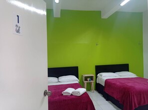 4 makuuhuonetta, silitysrauta/-lauta, ilmainen Wi-Fi, vuodevaatteet