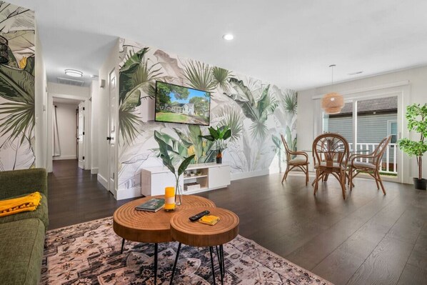 Smart TV, fireplace