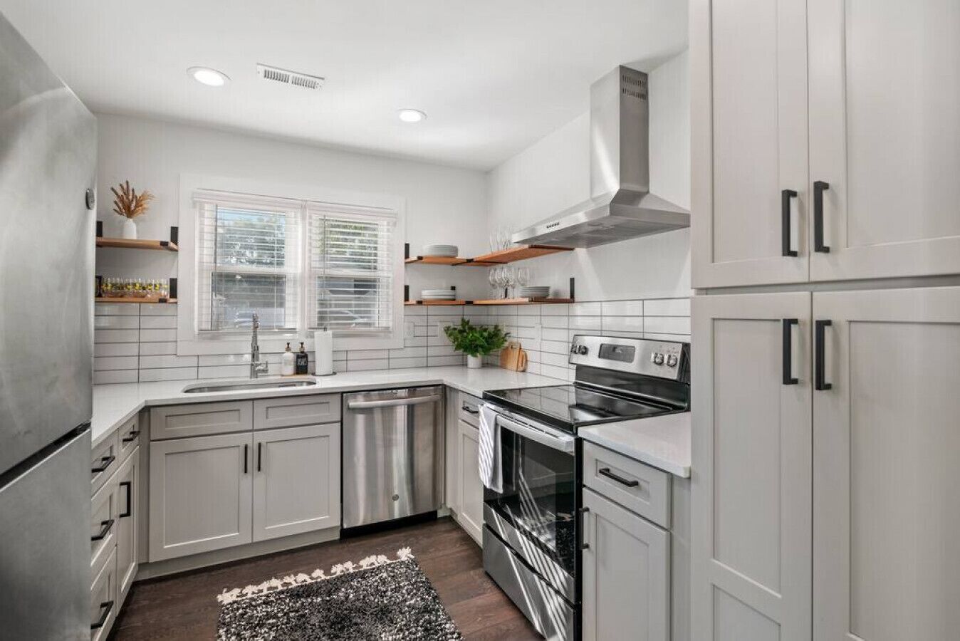 Réfrigérateur, four à micro-ondes, un four, surface de cuisson