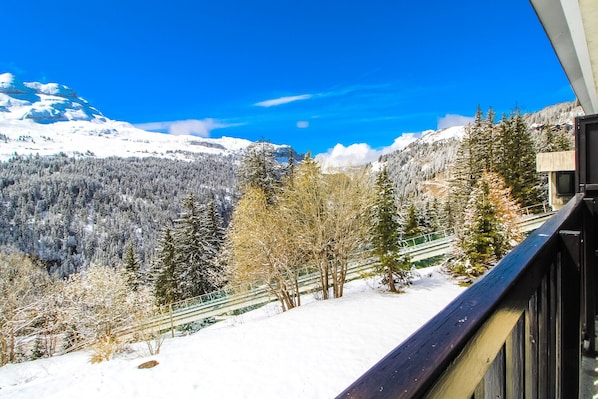 A snowy mountain landscape with a clear blue sky. - Studio with Cabin Bedroom in the centre of Flaine Foret (Flaine)