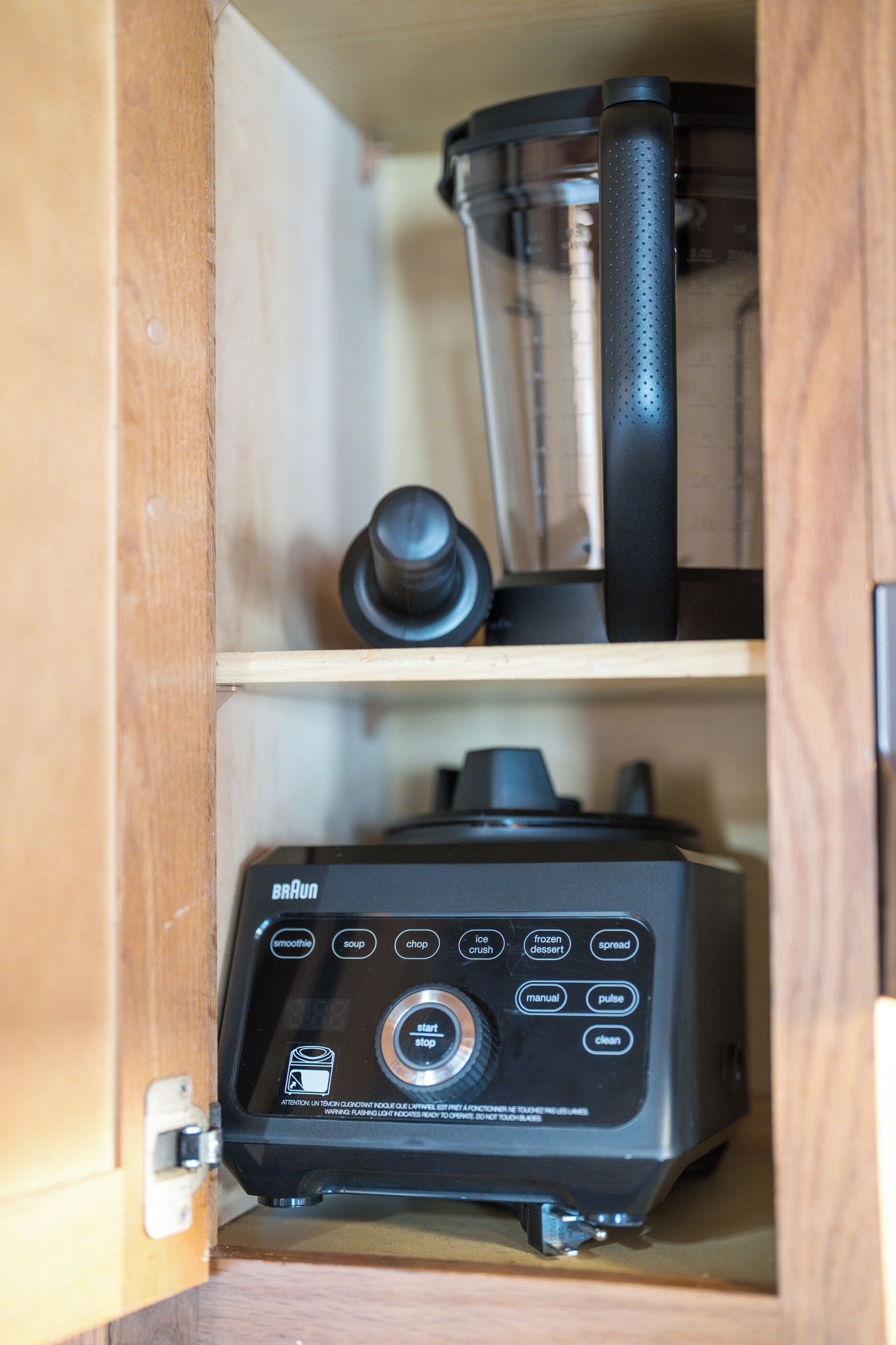 Eine Küche mit Mixer und Kaffeemaschine auf der Arbeitsfläche.