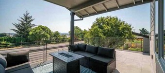 House hot tub sauna close to PDX Airport