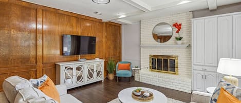 Televisión y chimenea