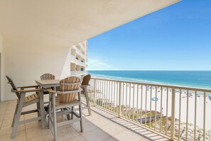 Outdoor dining - "Sea La Vie" 🐟 A Pure Salt Property 🐟 Directly on the Beach! (Orange Beach)