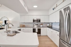 Geladeira, micro-ondas, fogão, cooktop