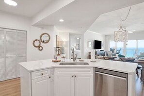 Interior - "Sea La Vie" 🐟 A Pure Salt Property 🐟 Directly on the Beach! (Orange Beach)