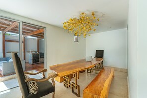 Deluxe Apartment | Dining room