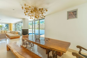 Deluxe Apartment | Dining room