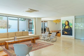 Deluxe Apartment | Living room