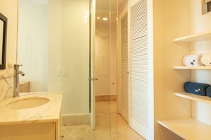Deluxe appartement | Badkamer | Een douche, een regendouche, een haardroger, vloerverwarming