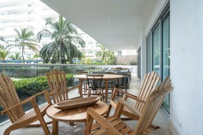 豪華公寓 | 起居區 | 43-吋智慧型電視，提供數位頻道