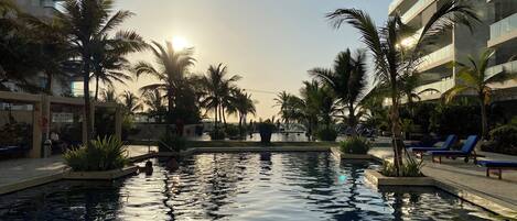 4 outdoor pools