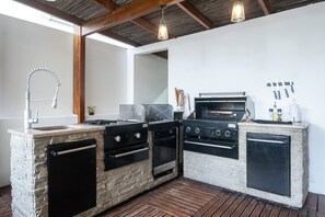 Deluxe Apartment | Private kitchen | Full-size fridge, microwave, oven, electric kettle