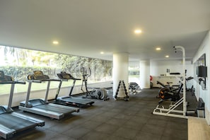 A gym with treadmills, elliptical machines, and weight equipment. - Wynwood Morros Epic in Cartagena (Cartagena)