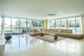 Deluxe Apartment | Living area