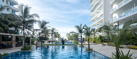 4 piscines extérieures