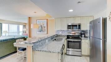 Micro-ondes, cafetiĂšre/bouilloire