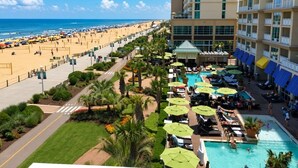 Un resort con piscina, acceso a la playa y vistas al océano.