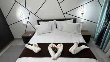 6 bedrooms, iron/ironing board, WiFi, bed sheets