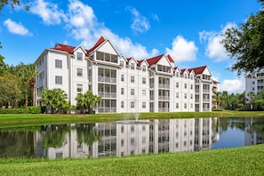 A multi-story hotel with a reflective water feature in front. - Orlando | Crew Lake Hub | Pool + Hot Tub | 3BR Sleeps 8 (Orlando)