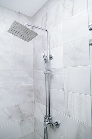 淋浴設備、提供毛巾、番梘、洗頭水