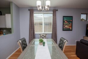Dining - Poolside Paradise Terramar Family Safe Retreat Beautiful Northwest Peoria (Peoria)