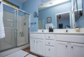 Shower, hair dryer, towels, soap - Poolside Paradise Terramar Family Safe Retreat Beautiful Northwest Peoria (Peoria)
