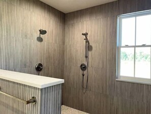 Hair dryer, towels, soap, shampoo - Modern Farmhouse on Emigrant Creek. Peaceful, views, and a dance studio! (Ashland)