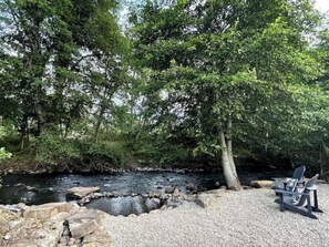 Property grounds - Modern Farmhouse on Emigrant Creek. Peaceful, views, and a dance studio! (Ashland)