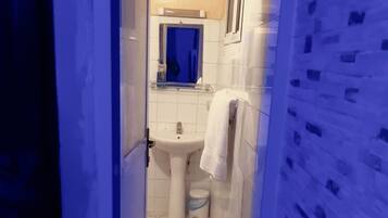 Doccia, asciugamani, sapone, shampoo