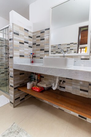 Family House | Bathroom | Hair dryer, towels, soap, toilet paper - Sítio de Praia (Porto Seguro)
