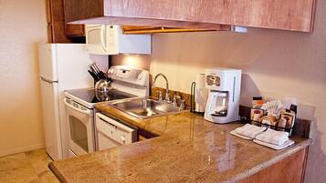 Micro-ondes, cafetiĂšre/bouilloire